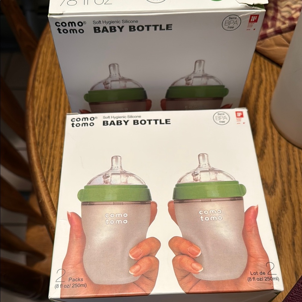 Comotomo Baby Bottle with Green Lid